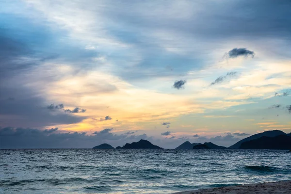 Vista Panorámica Del Hermoso Cielo Dramático Sobre Mar Azul Por —  Fotos de Stock