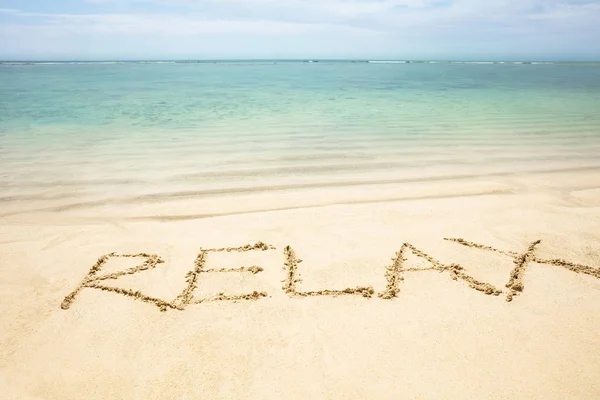 Rilassati Parola Scritta Sulla Sabbia Vicino Alla Costa Idyllic Beach — Foto Stock