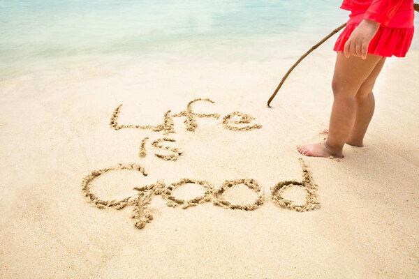 Девчонка, написавшая песню "Жизнь хороша, если она на пляже"
