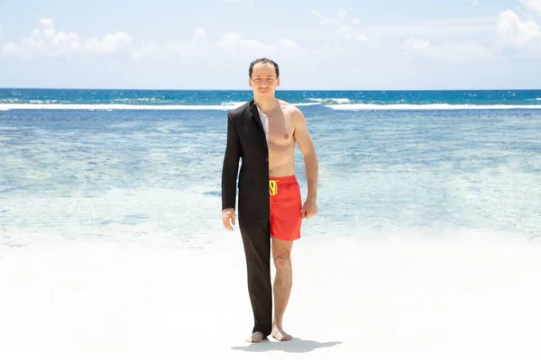 Portrait Man Formalwear Shorts Berdiri Depan Laut Pantai — Stok Foto