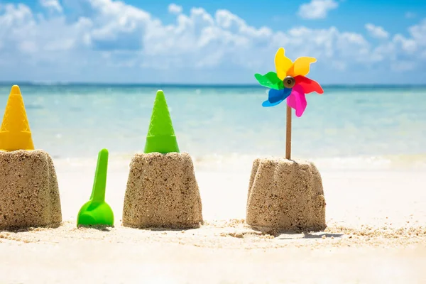 Leksaker Med Färgglada Lyckhjul Framför Havet Sand Stranden — Stockfoto