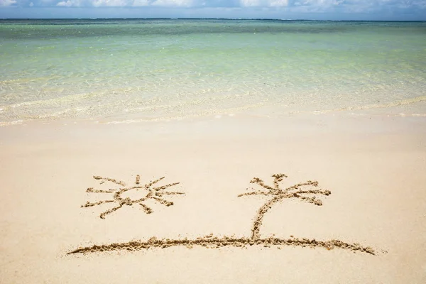 Sun Palm Tree Drawn Sand Idyllic Sea Beach — Stock Photo, Image