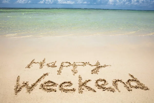 Gelukkig Weekend Tekst Zand Buurt Van Idyllische Zee Het Strand — Stockfoto