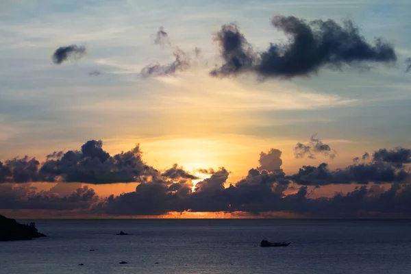 Vista Panorámica Del Hermoso Cielo Dramático Sobre Mar Por Noche —  Fotos de Stock