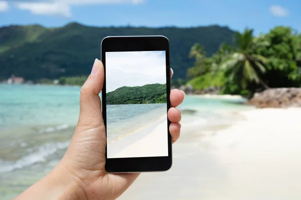Uzavření Ženské Ruky Fotografování Mobilním Telefonu Idylické Moře Pláži — Stock fotografie