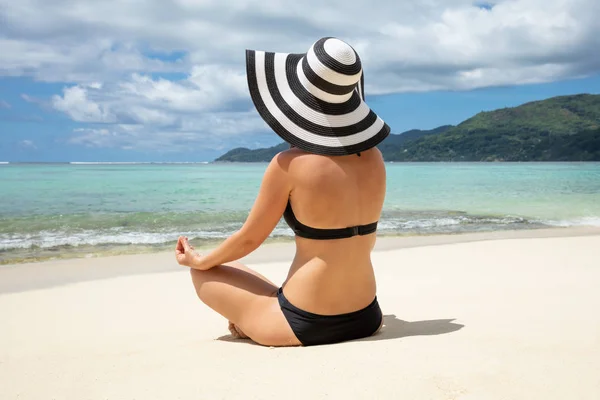 Rear View Woman Black Bikini Meditating Beach Turquoise Sea — Stock Photo, Image