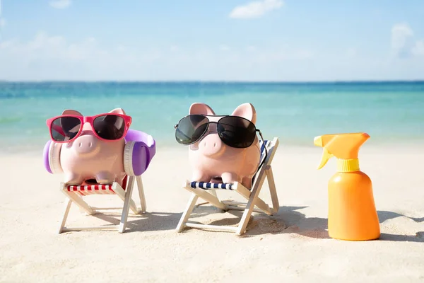 小猪银行与现代太阳镜和耳机在沙滩沙滩的甲板椅上的特写 — 图库照片