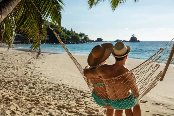 Casal Jovem Vestindo Chapéu Sentado Rede Juntos Olhando Para Mar — Fotografia de Stock