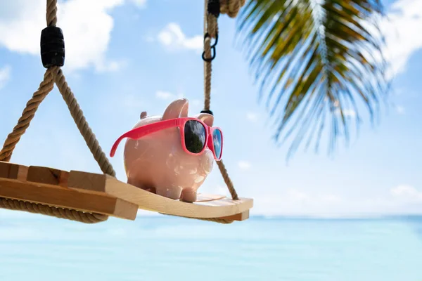 Zbliżenie Różowy Piggybank Okulary Przeciwsłoneczne Drewnianej Huśtawce Plaży — Zdjęcie stockowe