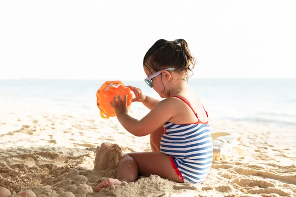 Sido Utsikt Över Liten Flicka Byggnad Sands Lott Med Plasthink — Stockfoto