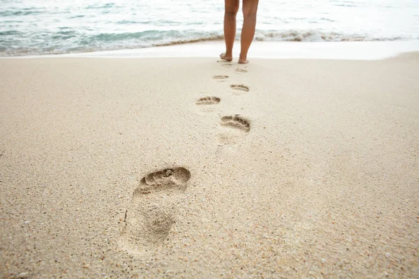 Sección Baja Mujer Caminando Sobre Arena Hacia Mar Playa Día —  Fotos de Stock