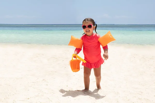 Porträtt Lycklig Småbarn Girl Holding Plast Leksaker Hand Walking Sandy — Stockfoto