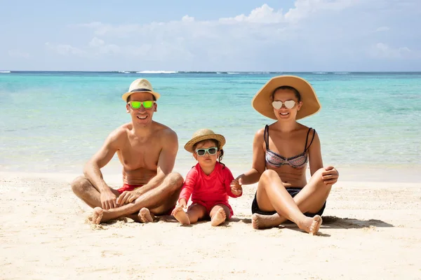 Porträt Einer Glücklichen Familie Mit Sonnenbrille Strand — Stockfoto