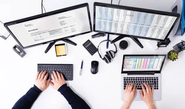 Vista Elevada Fatura Verificação Mão Dos Empresários Computador Sobre Mesa — Fotografia de Stock