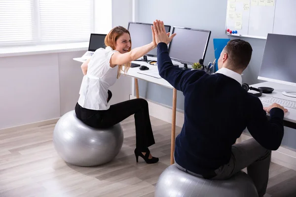 Empresário Empresária Sentados Bola Fitness Dando Alta Cinco Escritório — Fotografia de Stock