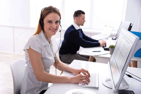 Portrait Young Smiling Businesswoman Using Computer Sitting Chair Wearing Headset — Stock Photo, Image