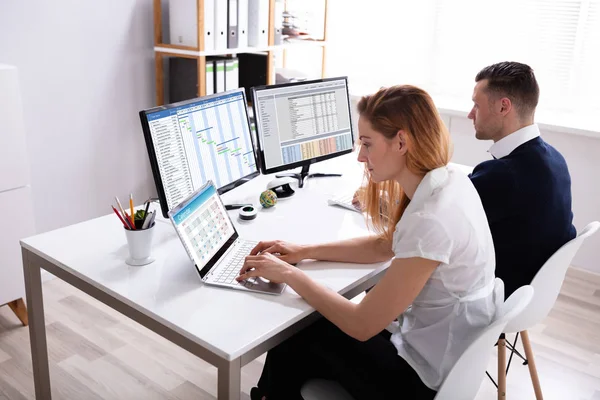 Due Uomini Affari Seduti Sulla Sedia Che Lavorano Ufficio Utilizzando — Foto Stock