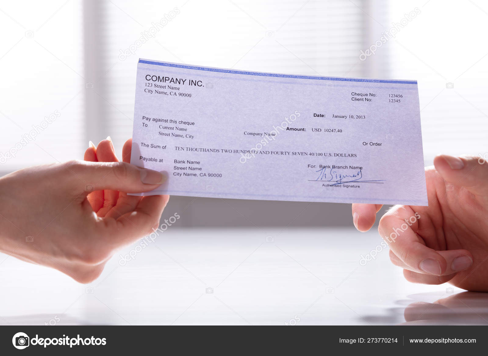 Primer Plano Mano Mujer Sosteniendo Cheque Dando Hombre — Foto de
