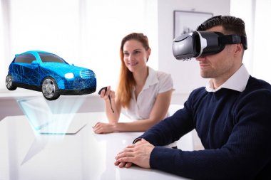Adam giyim VR kulaklık kadın ajan holdıng uzaktan araba modeli bakıyor
