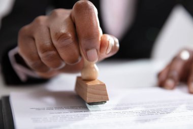 Ofiste Belgelere Damga Vuran İş kadınının Yakın Çekim