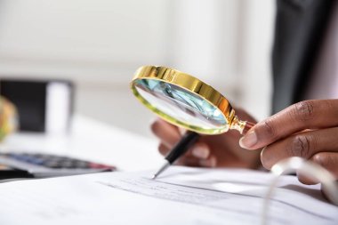 İş adamının Büyüteçle Bill 'i İnceleme Fotoğrafı