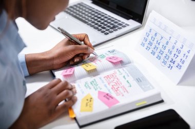 Businesswoman el takvimi Ile takvim üzerinde White Desk üzerinde zamanlama kontrol