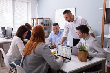 Ofiste Bir Toplantı Sırasında Birlikte Tartışan İşadamları Grubu