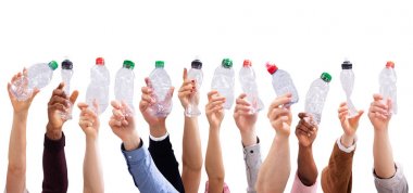 Beyaz Arka Planda İzole Karşı Ezilmiş Su Şişeleri Tutan Halk El Grubu