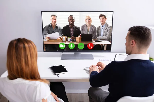 Rückansicht Von Geschäftsleuten Videokonferenzen Mit Ihrem Partner Computer Arbeitsplatz — Stockfoto