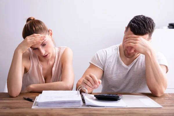 Stressé Jeune Couple Regardant Facture Sur Bureau Bois — Photo