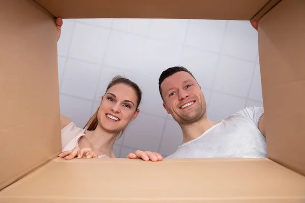 Ansicht Eines Jungen Glücklichen Paares Das Einen Karton Blickt — Stockfoto