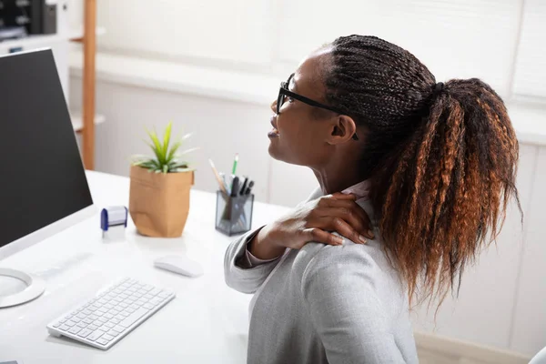 Empresária Sofrendo Dor Ombro Enquanto Trabalhava Escritório — Fotografia de Stock
