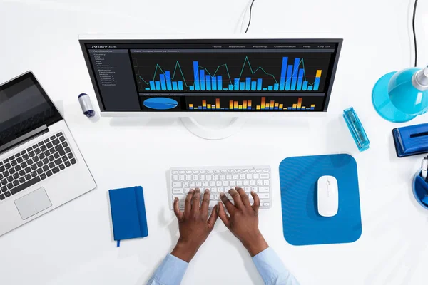 Close Businesswoman Hand Analyzing Graph Computer Workplace — Stok Foto