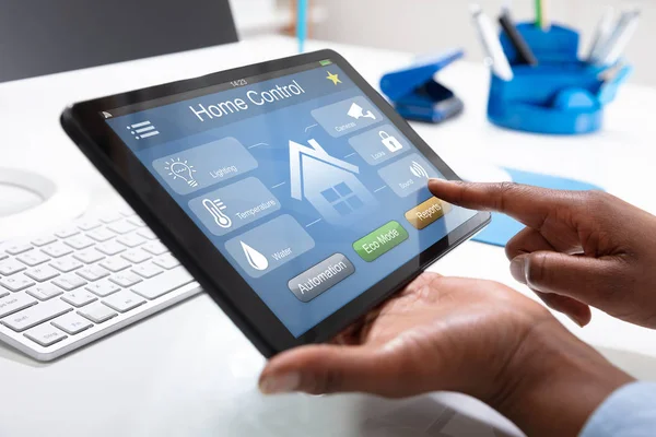 Närbild Persons Hand Använda Home Control System Tablet — Stockfoto