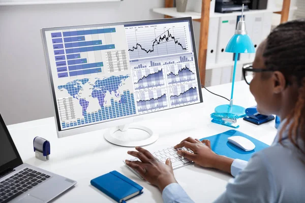 Close Businesswoman Hand Analyzing Graph Computer Workplace — Stok Foto