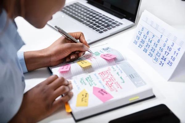 Horario Verificación Manos Mujer Negocios Diario Con Calendario Escritorio Blanco — Foto de Stock