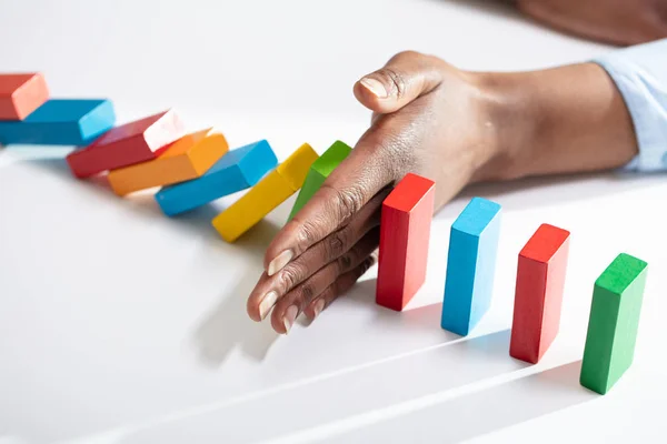 Zbliżenie Businesswoman Ręka Zatrzymanie Colorful Dominoes Falling Biuro Biurko — Zdjęcie stockowe