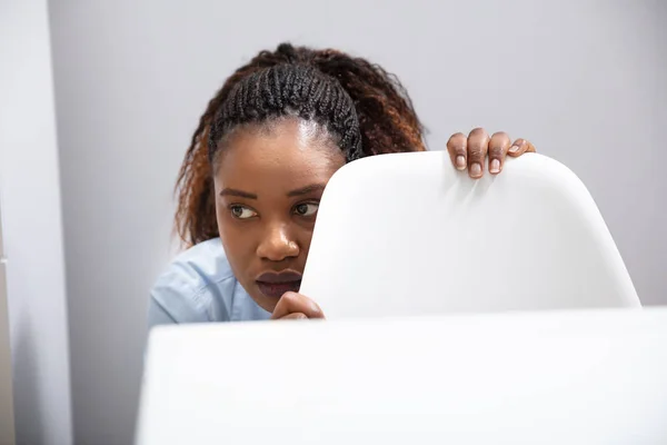 Effrayé Femme Affaires Africaine Peeking Derrière Chaire Dans Bureau — Photo