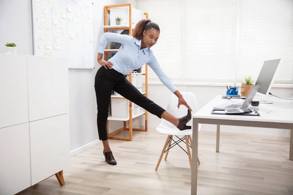 Junge Geschäftsfrau Macht Yoga Vor Büroschreibtisch — Stockfoto