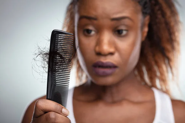 Zbliżenie Zmartwiony Kobietę Grzebień Cierpiących Wypadanie Włosów — Zdjęcie stockowe