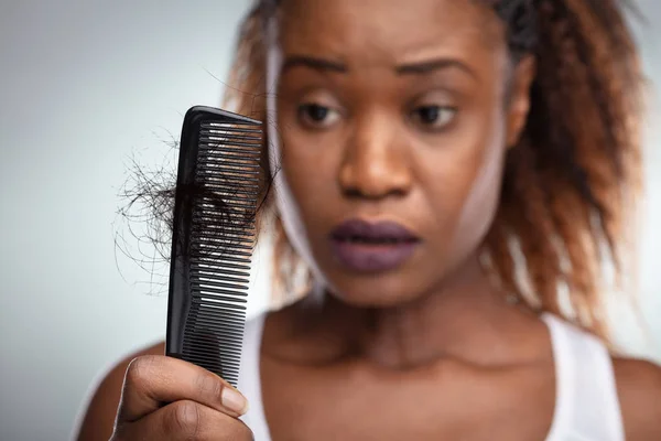 Close Uma Mulher Preocupada Segurando Pente Sofrendo Queda Cabelo — Fotografia de Stock