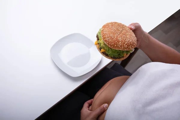 Вид Женщины Избыточным Весом Держащей Гамбургер Руке — стоковое фото