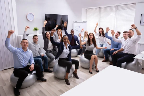 Grupo Empresarios Multiétnicos Exitosos Felices Sentados Pelota Fitness Agitando Sus — Foto de Stock