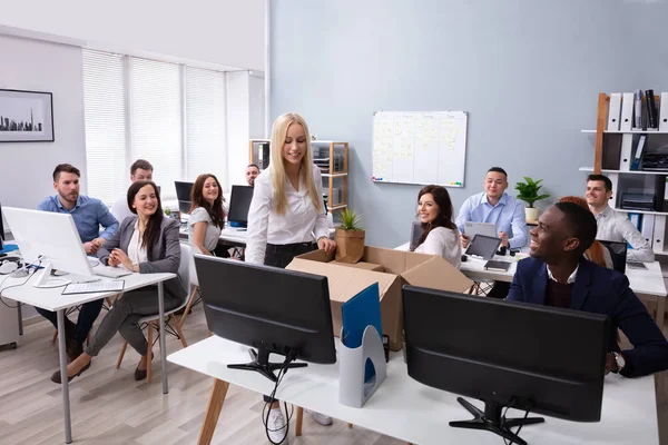 Empresarios Que Buscan Sonreír Nuevo Empleado Desempacando Cajas Con Pertenencias —  Fotos de Stock