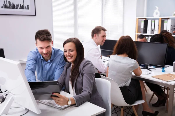 Retrato Jovem Empresário Sorridente Discutindo Documento Enquanto Trabalhava Escritório — Fotografia de Stock