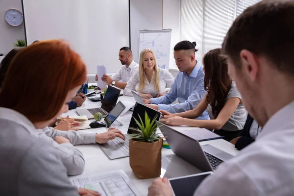 Többnemzetiségű Változatos Üzletemberek Csoportja Akik Együtt Ülnek Hivatal Asztalánál — Stock Fotó