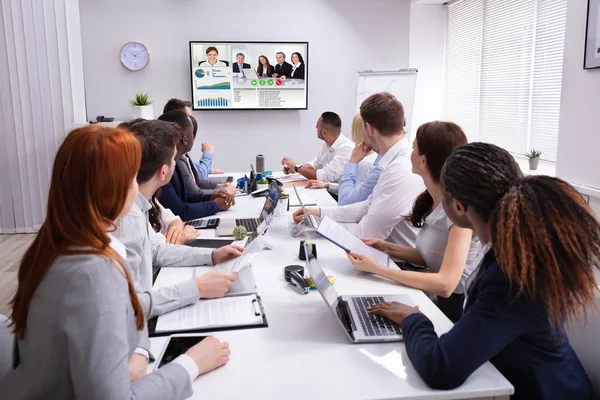 Grupo Empresários Que Fazem Videoconferência Com Outra Equipe Negócios Escritório — Fotografia de Stock