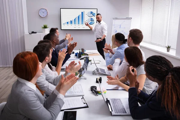 Grupo Personas Multiétnicas Aplaudiendo Empresario Exitoso Dando Una Presentación Pantalla —  Fotos de Stock