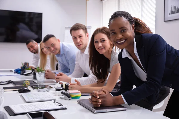 Grupo Multiracial Empresarios Felices Sentados Juntos Fila Mirando Cámara —  Fotos de Stock