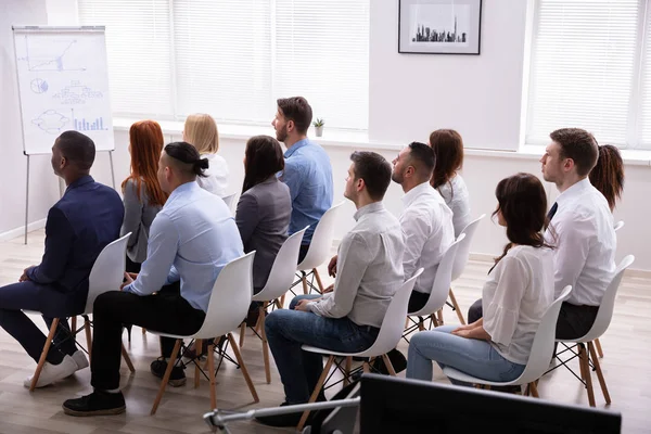 Grupo Diverso Empresários Bem Sucedidos Sentados Cadeira Sala Conferências — Fotografia de Stock